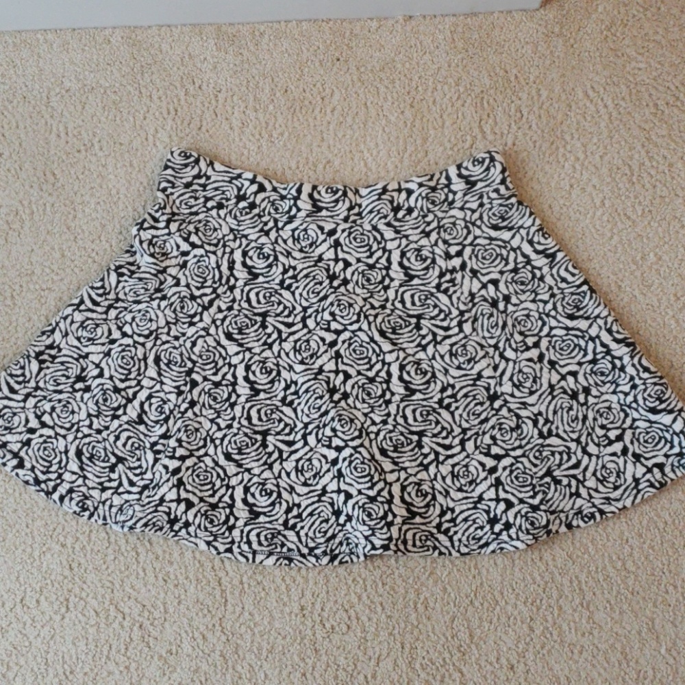 H&M Divided Black & White Rose Skirt geometric